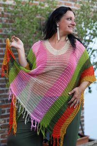 Kleurrijke gehaakte poncho voor dames, one-size maat 40-48, met franjes, gefotografeerd in tuinsetting – damesmode Duffel