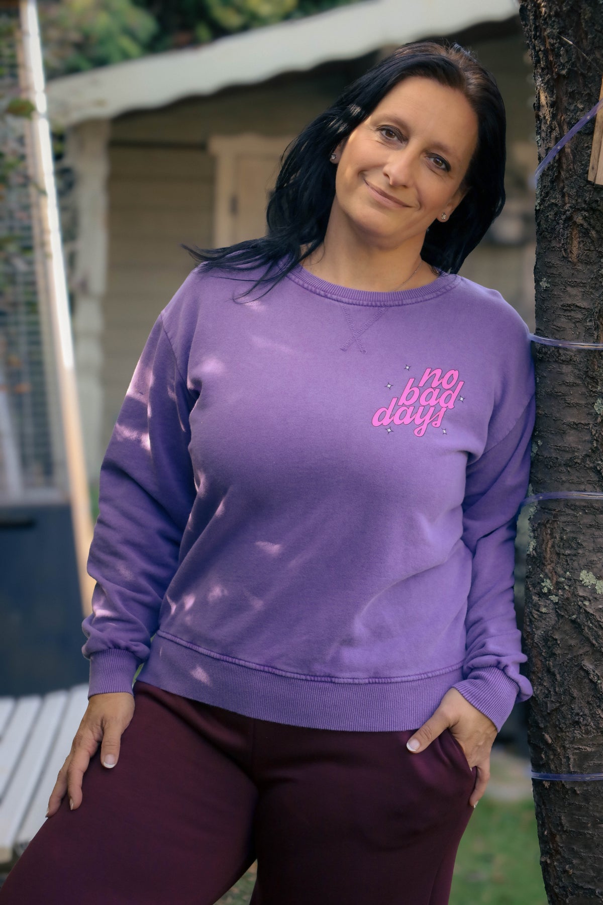 Vrouw draagt lila Dolci Giorni sweater met roze ‘No Bad Days’-print – casual damesmode bij She&Me Duffel.