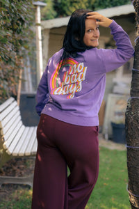 Vrouw draagt lila Dolci Giorni sweater met roze ‘No Bad Days’-print – casual damesmode bij She&Me Duffel.