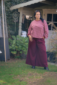 rouw draagt wijde bordeauxrode Dolci Giorni pantalon – elegante damesbroek bij She&Me Duffel.