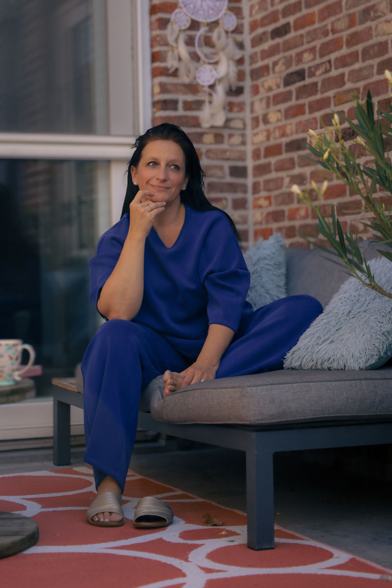 Vrouw poseert in kobaltblauwe  Dolci Giorni set met losse top en broek – comfortabele damesmode bij She&Me Duffel.
