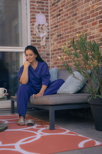 Vrouw poseert in kobaltblauwe  Dolci Giorni set met losse top en broek – comfortabele damesmode bij She&Me Duffel.