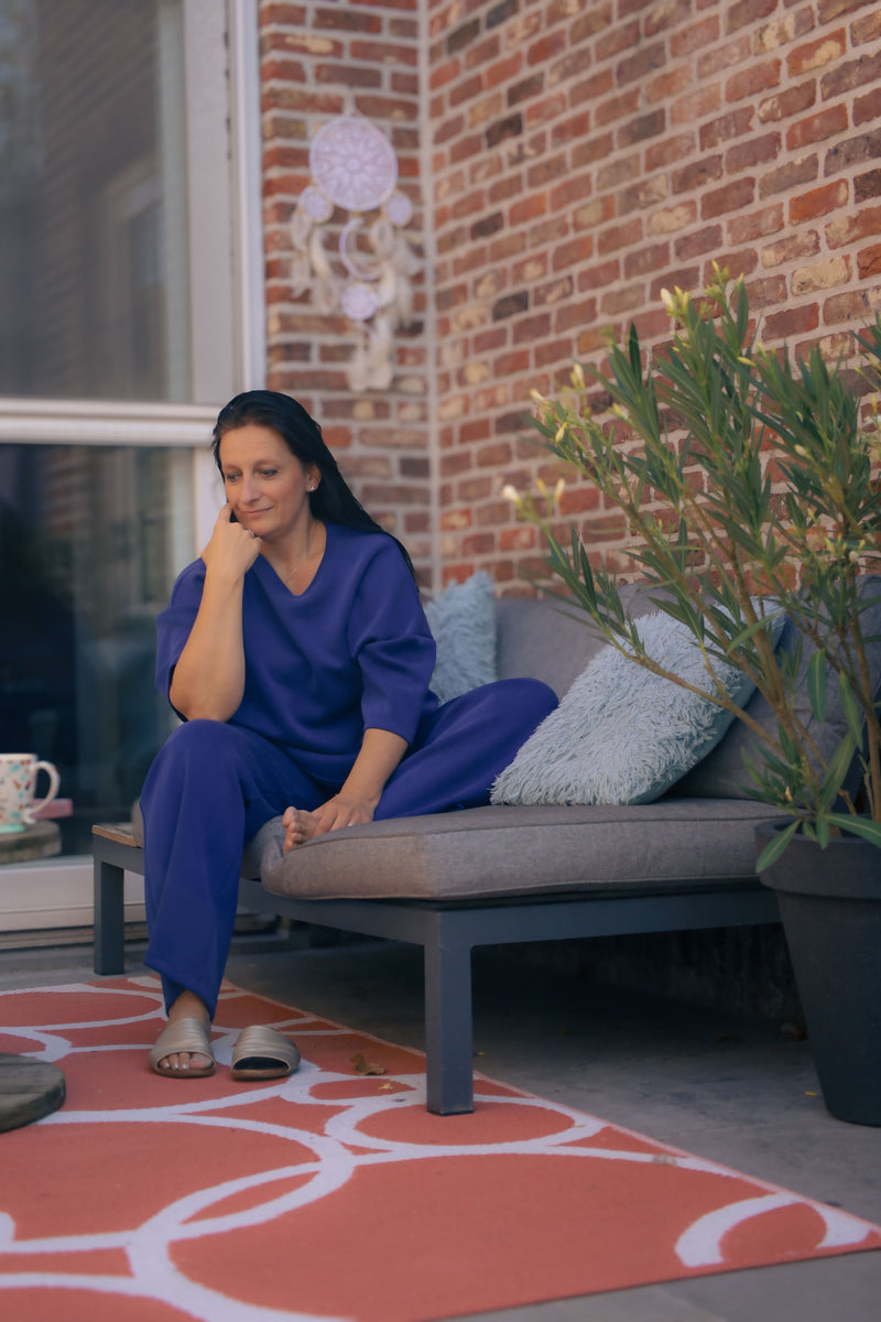 Vrouw poseert in kobaltblauwe  Dolci Giorni set met losse top en broek – comfortabele damesmode bij She&Me Duffel.