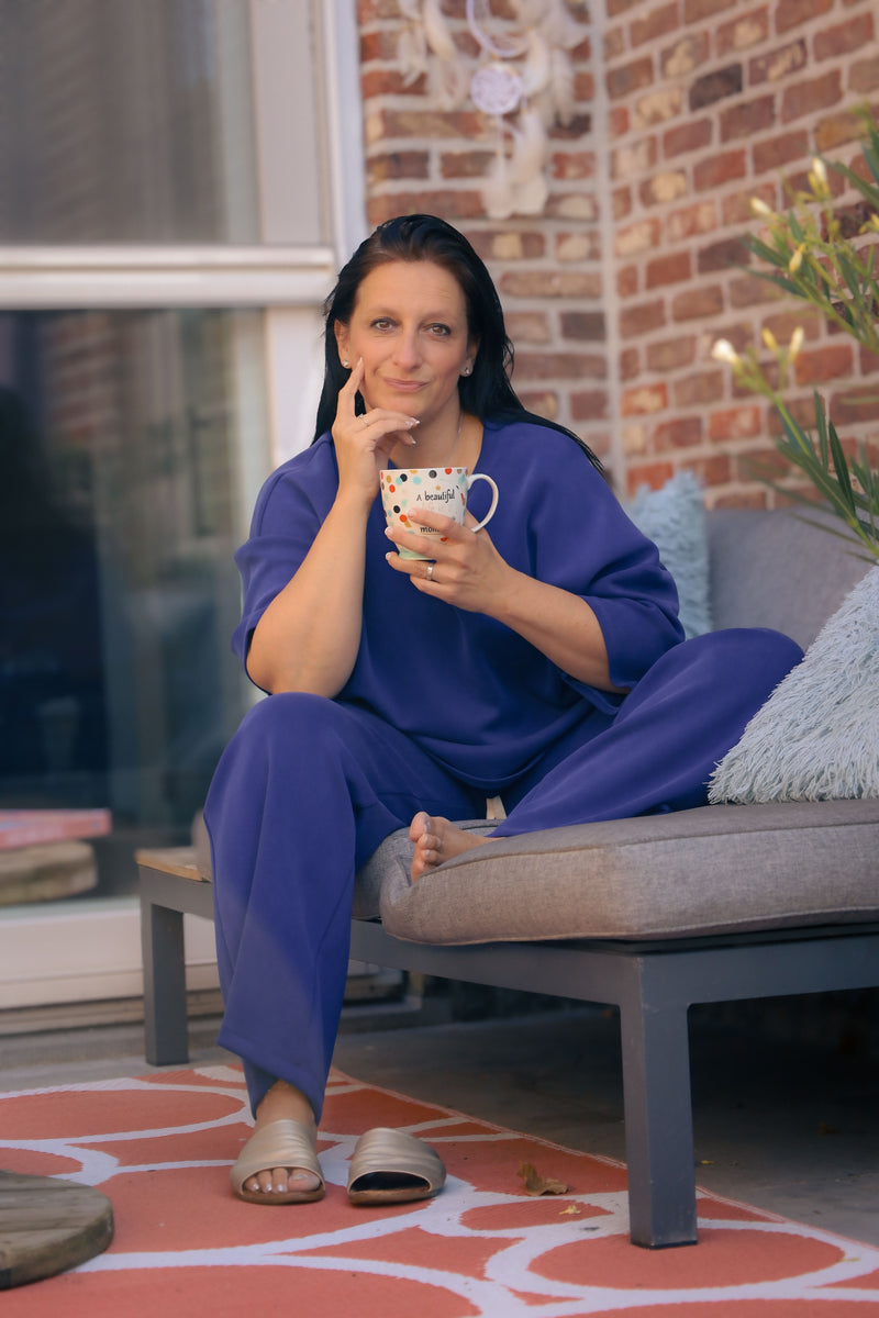 Vrouw poseert in kobaltblauwe  Dolci Giorni set met losse top en broek – comfortabele damesmode bij She&Me Duffel.