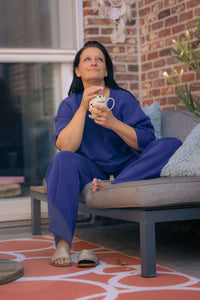 Vrouw poseert in kobaltblauwe  Dolci Giorni set met losse top en broek – comfortabele damesmode bij She&Me Duffel.