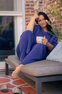 Vrouw poseert in kobaltblauwe  Dolci Giorni set met losse top en broek – comfortabele damesmode bij She&Me Duffel.