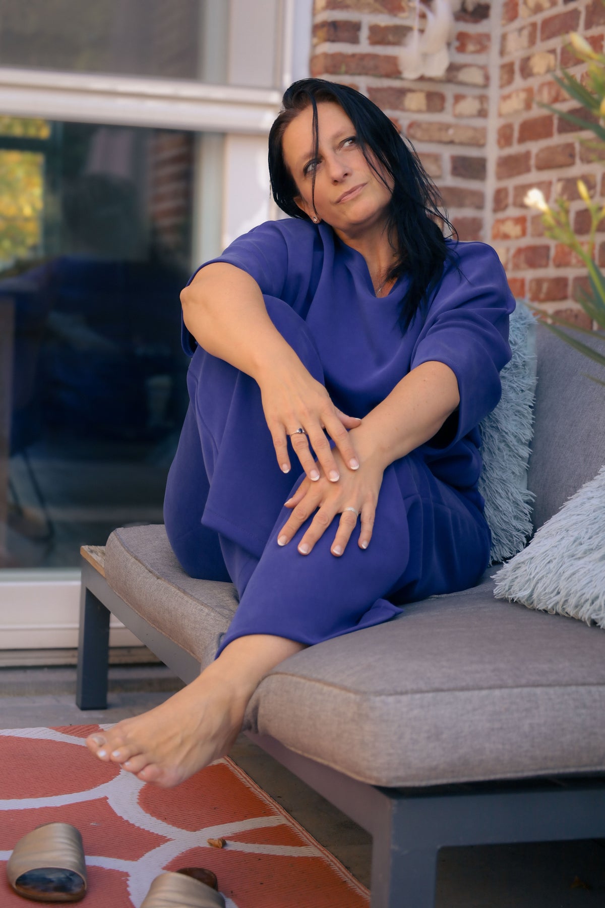 Vrouw poseert in kobaltblauwe  Dolci Giorni set met losse top en broek – comfortabele damesmode bij She&Me Duffel.