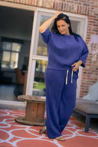 Vrouw poseert in kobaltblauwe  Dolci Giorni set met losse top en broek – comfortabele damesmode bij She&Me Duffel.