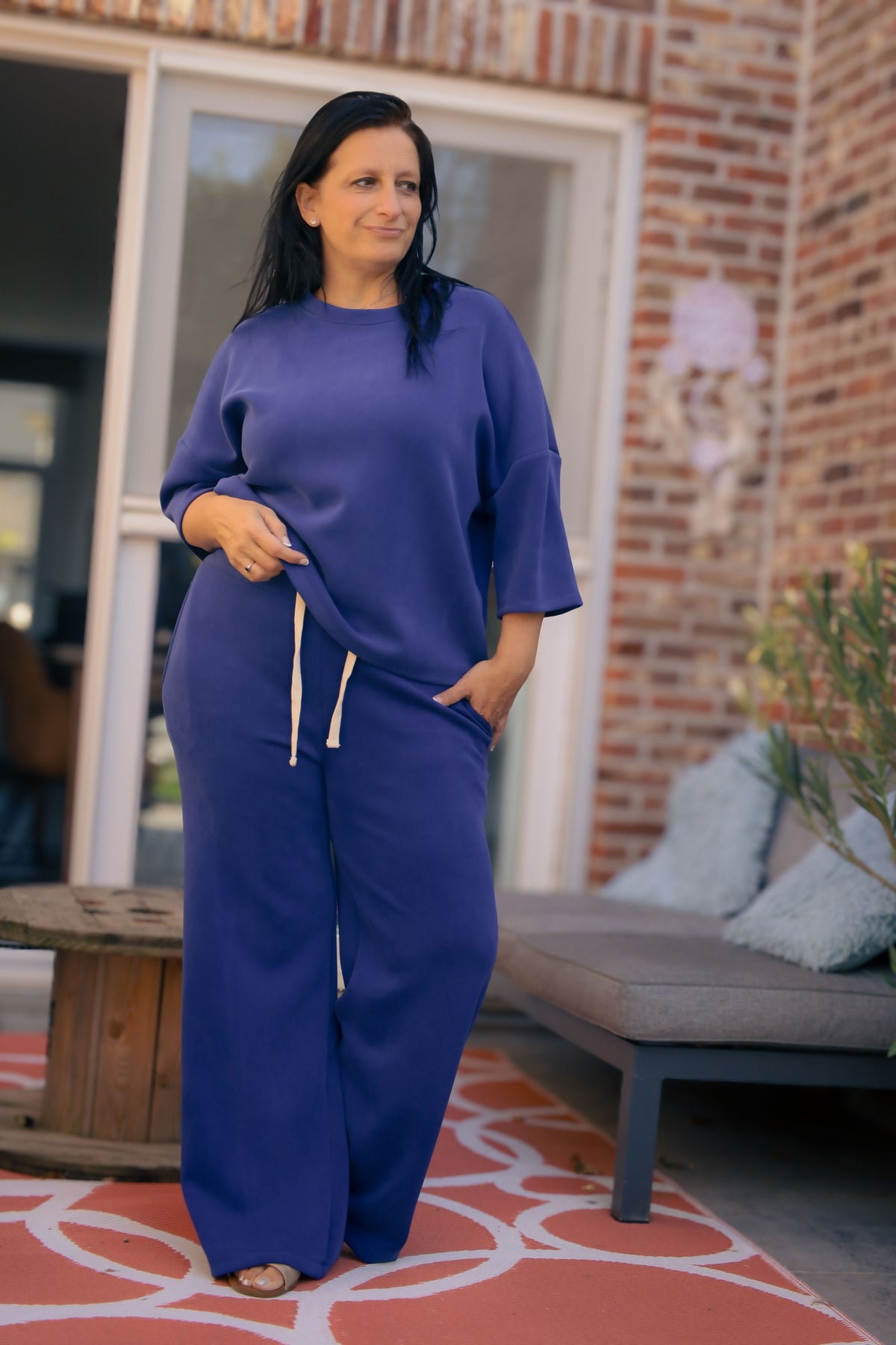 Vrouw poseert in kobaltblauwe  Dolci Giorni set met losse top en broek – comfortabele damesmode bij She&Me Duffel.