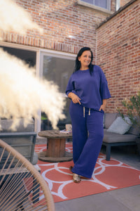 Vrouw poseert in kobaltblauwe  Dolci Giorni set met losse top en broek – comfortabele damesmode bij She&Me Duffel.