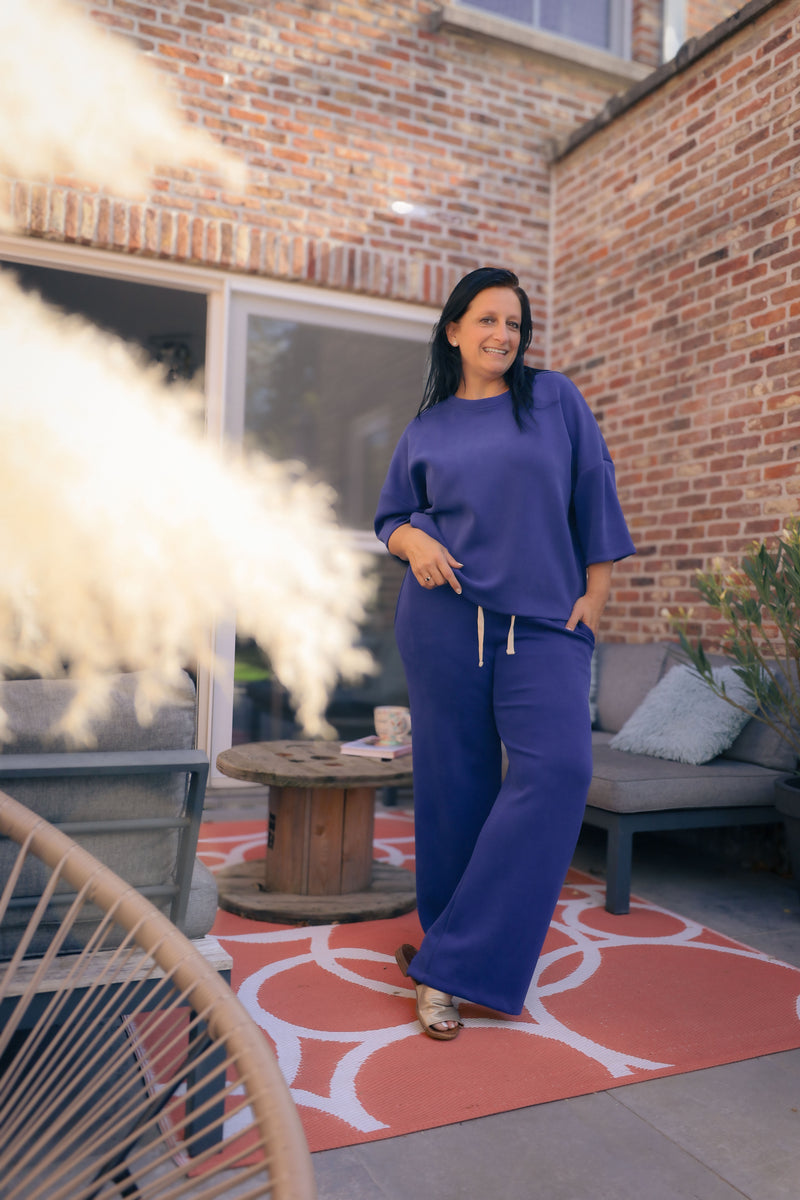 Vrouw poseert in kobaltblauwe  Dolci Giorni set met losse top en broek – comfortabele damesmode bij She&Me Duffel.