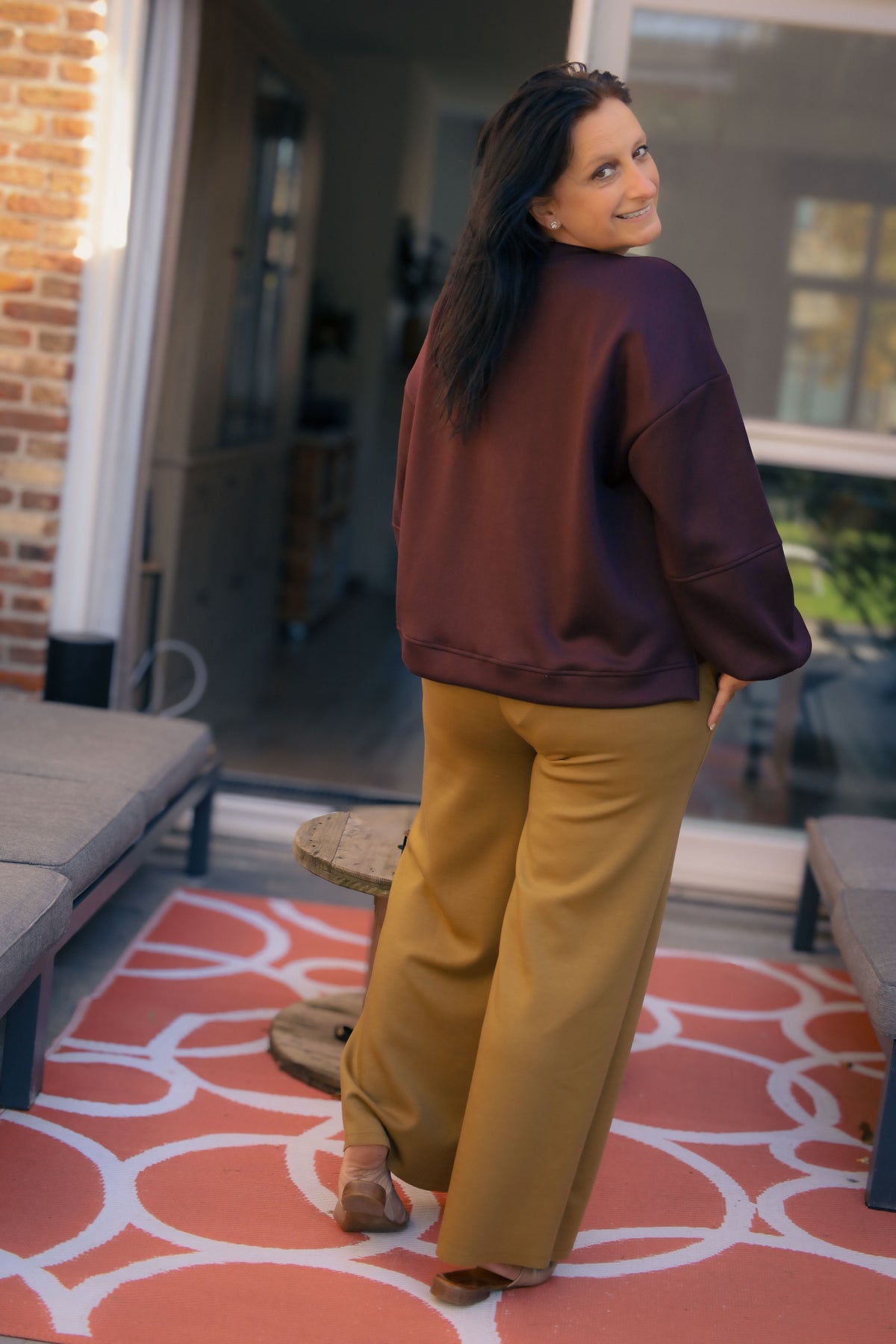 Mosterdgele Dolci Giorni broek Cimeo met uitlopende pijpen – stijlvolle damesbroek bij She&Me Duffel.