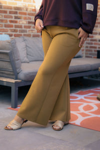 Mosterdgele Dolci Giorni broek Cimeo met uitlopende pijpen – stijlvolle damesbroek bij She&Me Duffel.