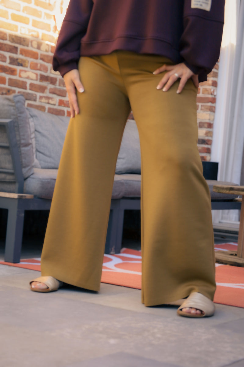 Mosterdgele Dolci Giorni broek Cimeo met uitlopende pijpen – stijlvolle damesbroek bij She&Me Duffel.