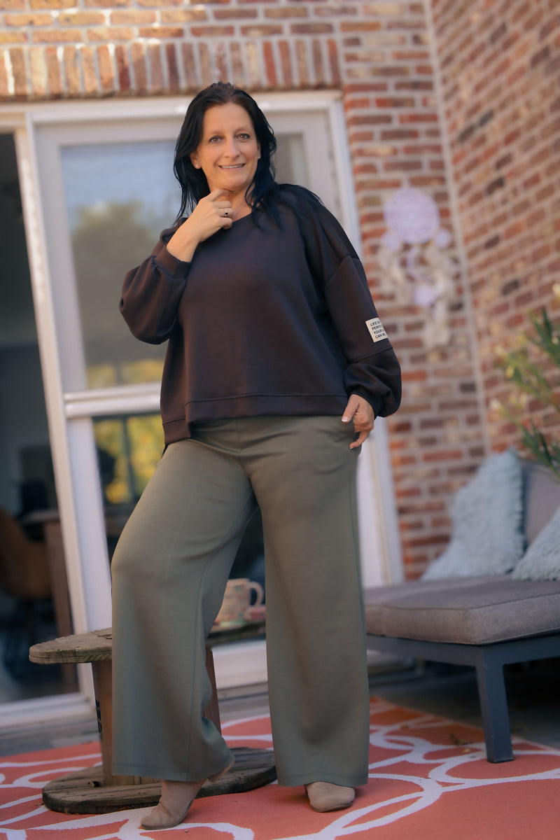 Olijfgroene Dolci Giorni broek Cimeo met uitlopende pijpen – stijlvolle damesbroek bij She&Me Duffel.