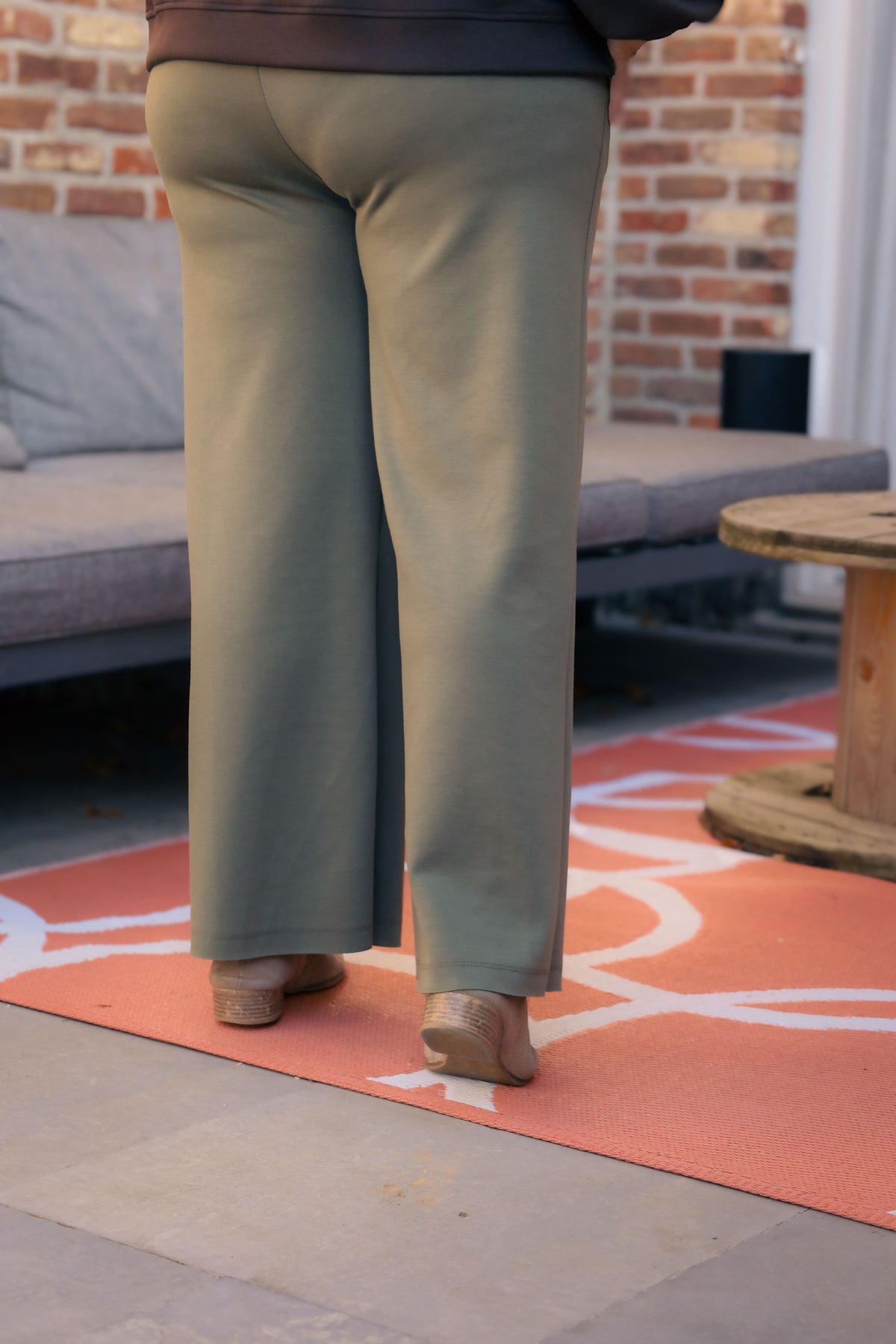 Olijfgroene Dolci Giorni broek Cimeo met uitlopende pijpen – stijlvolle damesbroek bij She&Me Duffel.