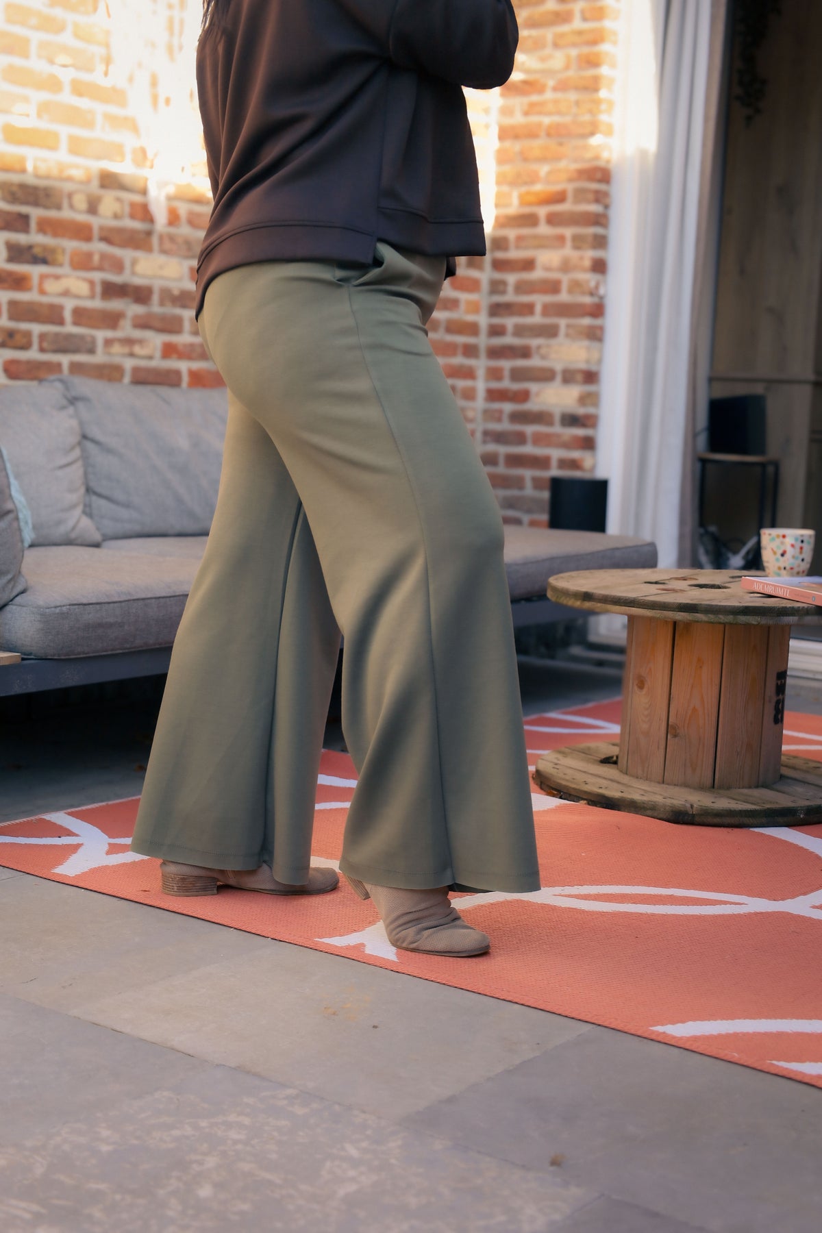 Olijfgroene Dolci Giorni broek Cimeo met uitlopende pijpen – stijlvolle damesbroek bij She&Me Duffel.