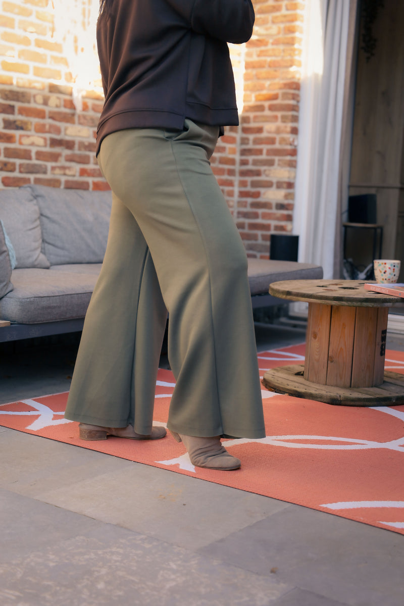Olijfgroene Dolci Giorni broek Cimeo met uitlopende pijpen – stijlvolle damesbroek bij She&Me Duffel.