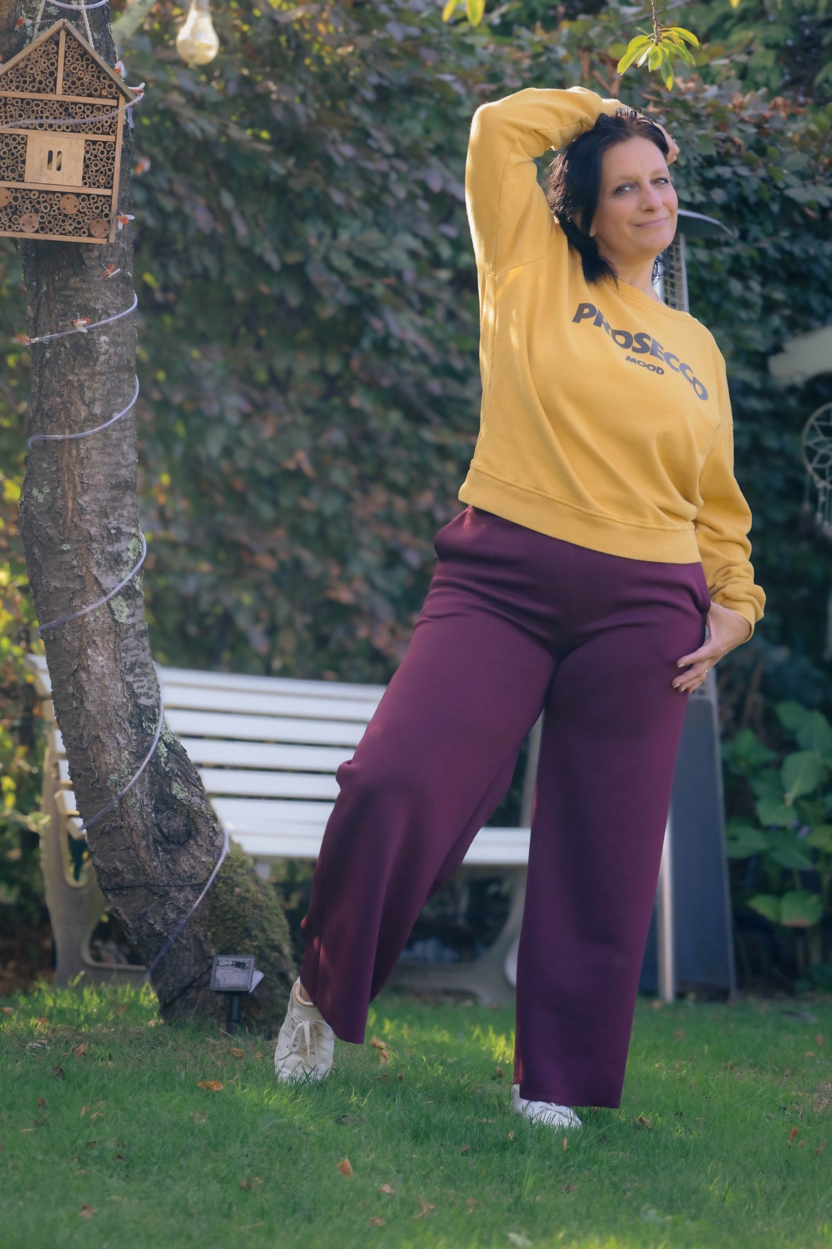 Vrouw draagt mosterdgele Dolci Giorni sweater met ‘Prosecco Mood’-print – comfortabele damesmode bij She&Me Duffel.