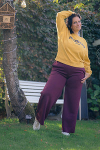 Vrouw draagt mosterdgele Dolci Giorni sweater met ‘Prosecco Mood’-print – comfortabele damesmode bij She&Me Duffel.