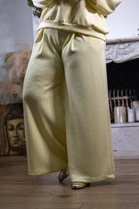Lange Broek MOOJ pastelgeel met plooien