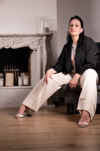 Broek Azzurro Elegante – beige broek met wijde pijpen big size, elegant model in moderne interieur setting.