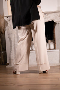 Broek Azzurro Elegante – beige broek met wijde pijpen big size, stijlvolle en moderne dameskleding in Duffel.