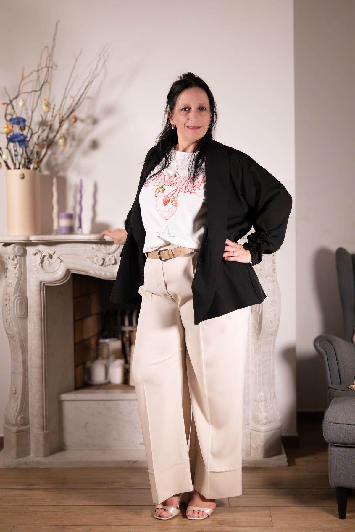 Broek Azzurro Elegante – beige broek met wijde pijpen big size, gestyled met een zwart jasje en T-shirt.