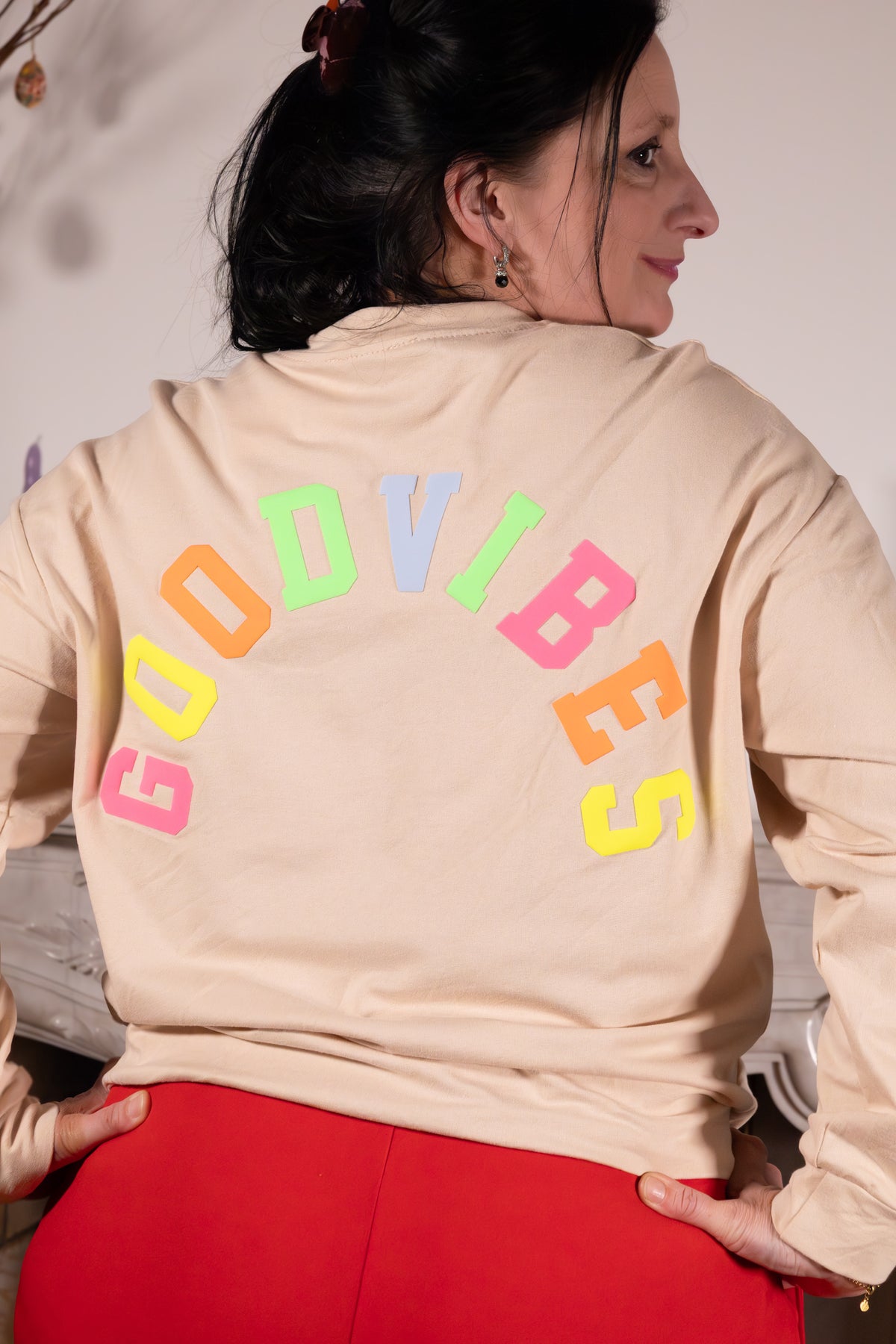 GOOD VIBES  – beige sweater met kleurrijke print