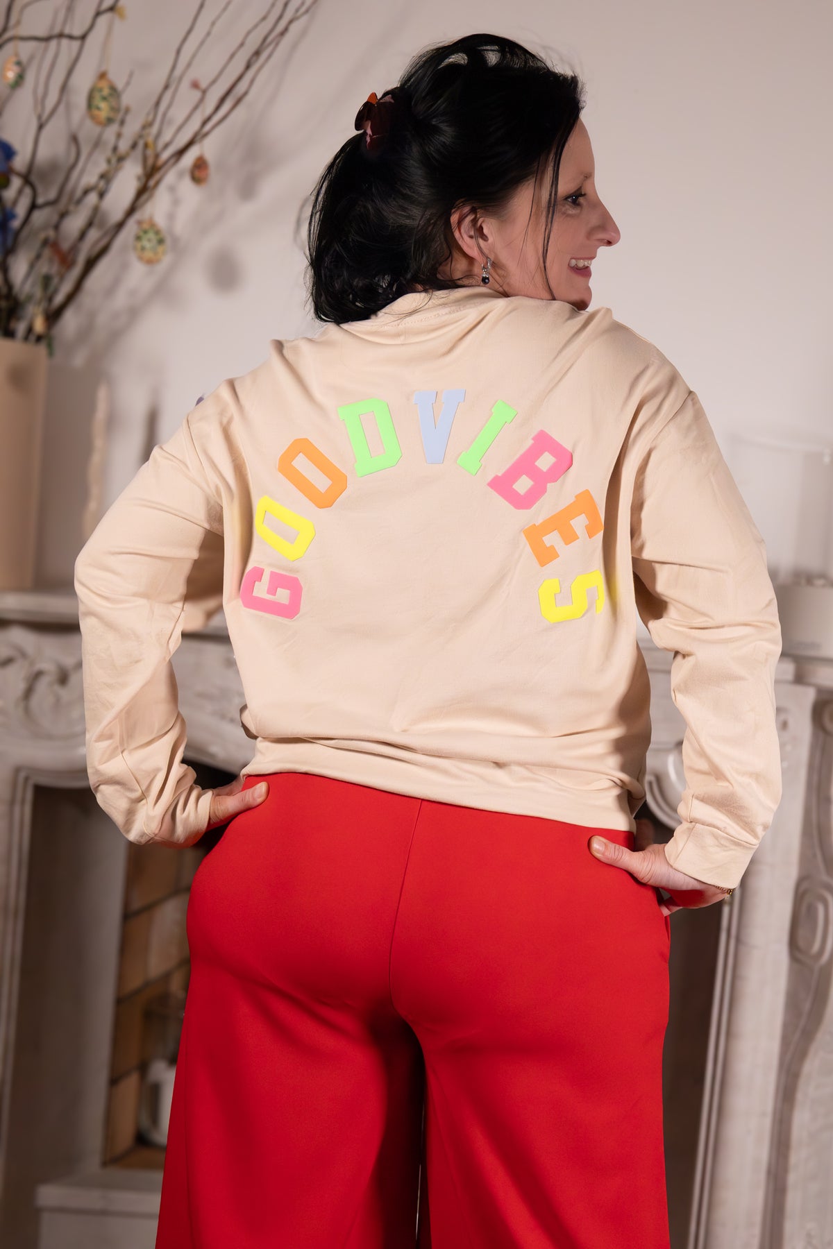 GOOD VIBES  – beige sweater met kleurrijke print