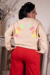 GOOD VIBES  – beige sweater met kleurrijke print