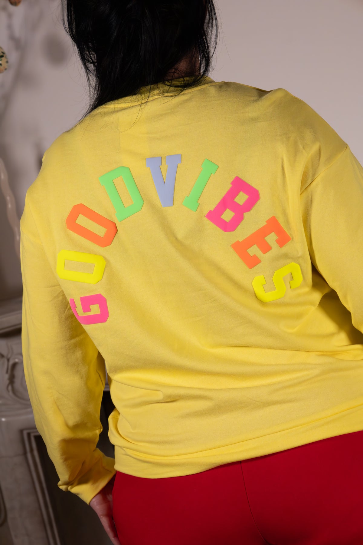 GOOD VIBES  – gele sweater met kleurrijke print