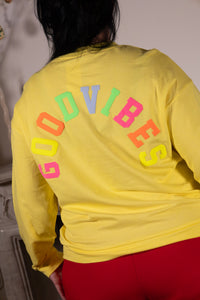 GOOD VIBES  – gele sweater met kleurrijke print