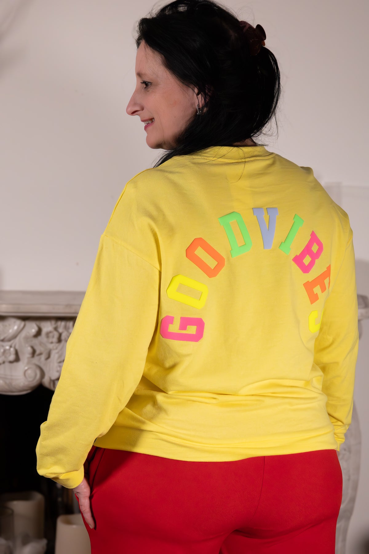 GOOD VIBES  – gele sweater met kleurrijke print