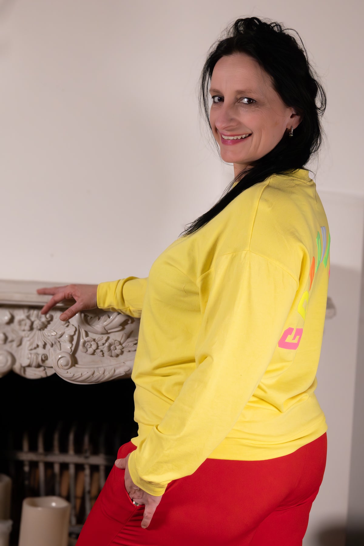 GOOD VIBES  – gele sweater met kleurrijke print