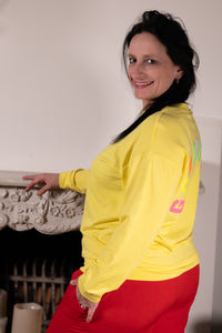 GOOD VIBES  – gele sweater met kleurrijke print