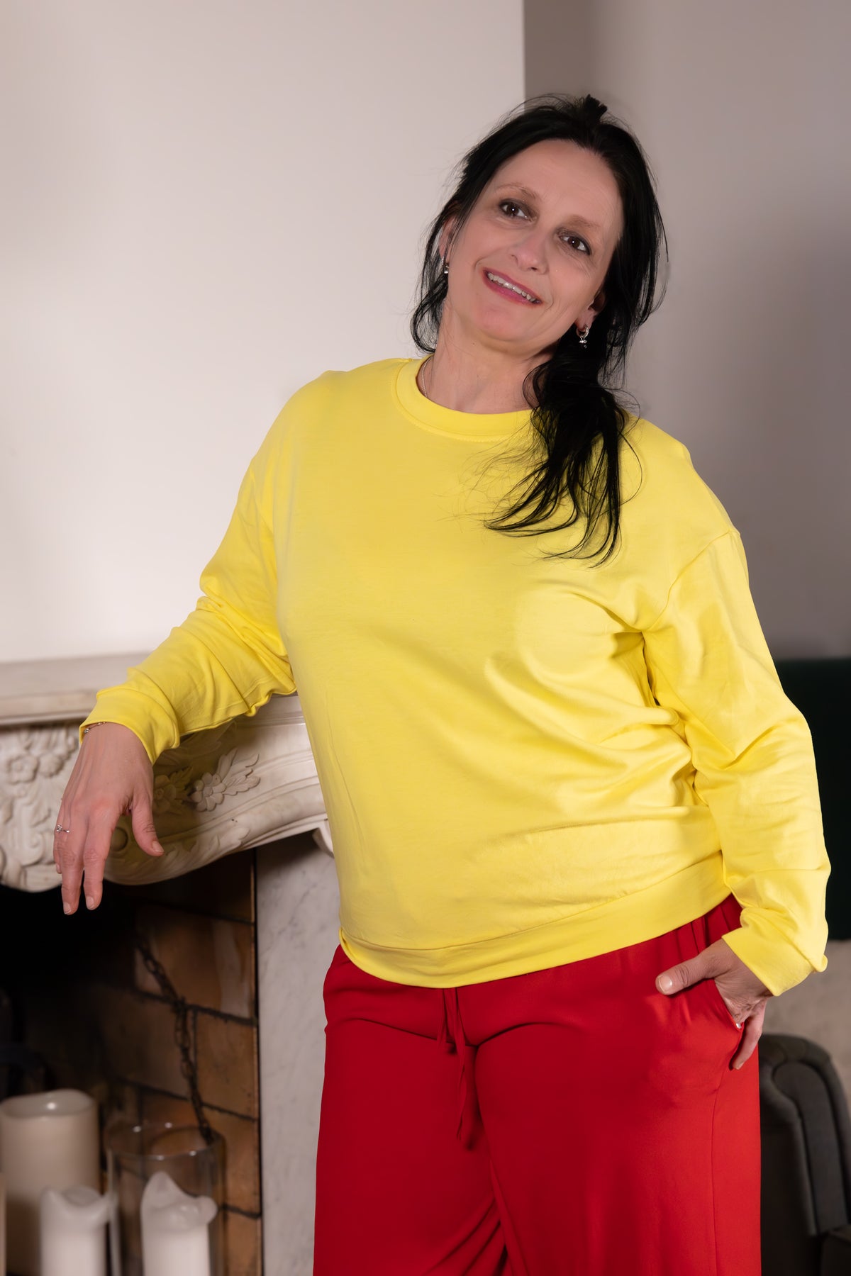 GOOD VIBES  – gele sweater met kleurrijke print