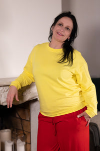 GOOD VIBES  – gele sweater met kleurrijke print