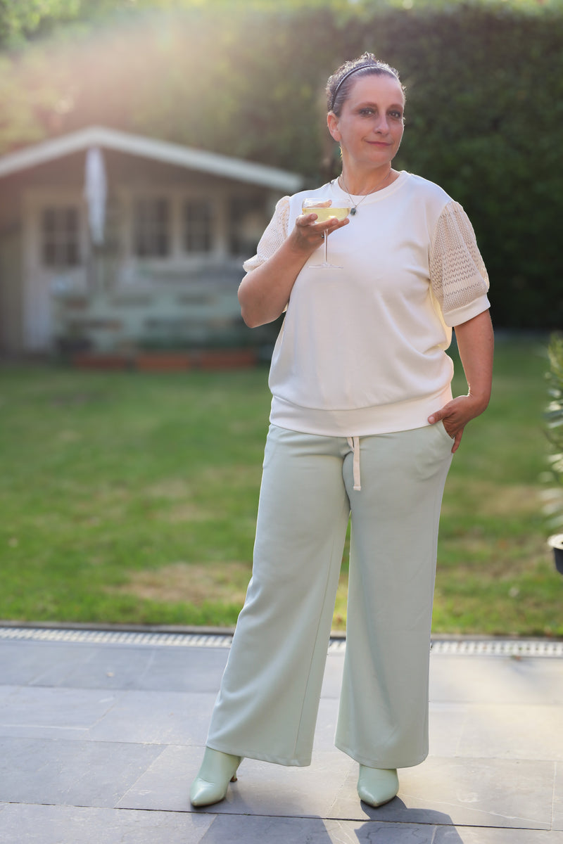 Zachte lichtmint broek met elastische taille en rechte pijp. Casual chic en zalig comfortabel.