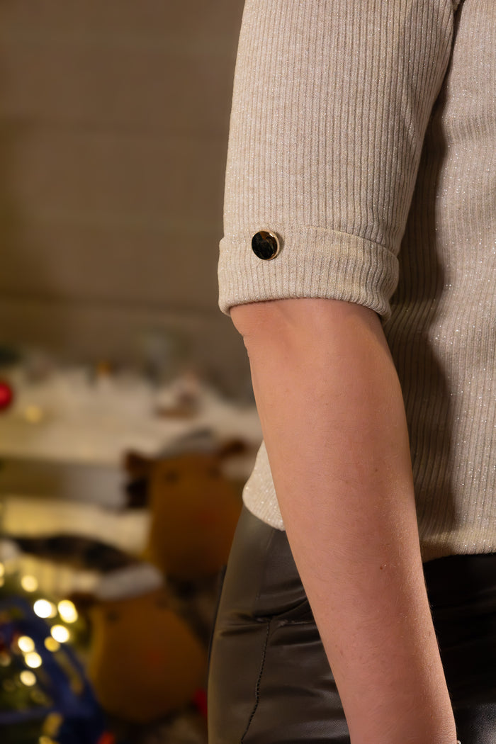 Beige ribgebreide trui met glansdetails en opgerolde mouwen, casual elegantie