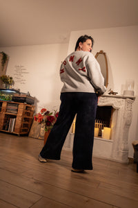 She & Me Dolci Giorni Mommy grijze sweater met rood borduursel – Cosy & Chill collectie – damesmode Duffel