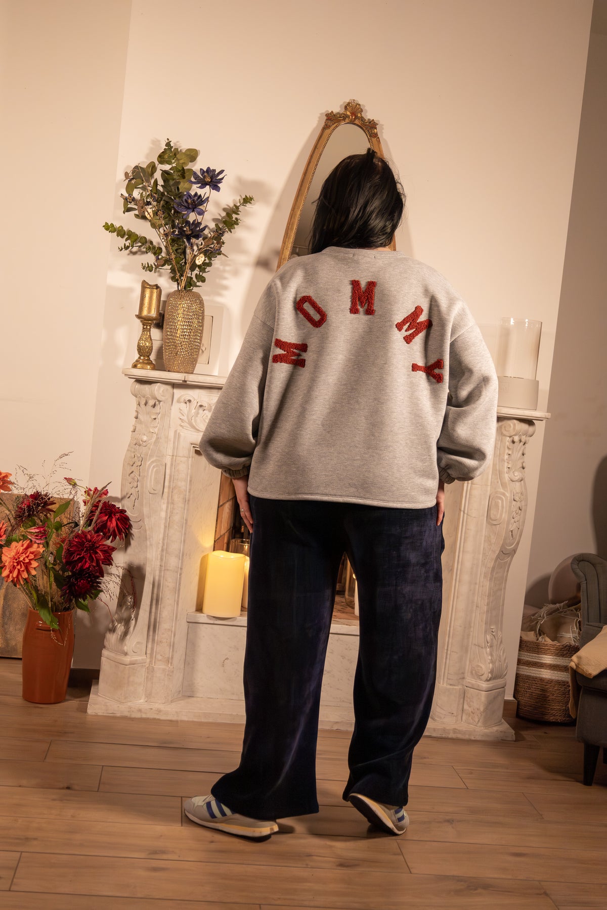 She & Me Dolci Giorni Mommy grijze sweater met rood borduursel – Cosy & Chill collectie – damesmode Duffel