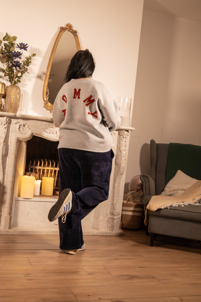 She & Me Dolci Giorni Mommy grijze sweater met rood borduursel – Cosy & Chill collectie – damesmode Duffel