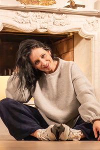 She & Me Dolci Giorni Mommy grijze sweater met rood borduursel – Cosy & Chill collectie – damesmode Duffel