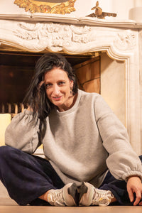 She & Me Dolci Giorni Mommy grijze sweater met rood borduursel – Cosy & Chill collectie – damesmode Duffel