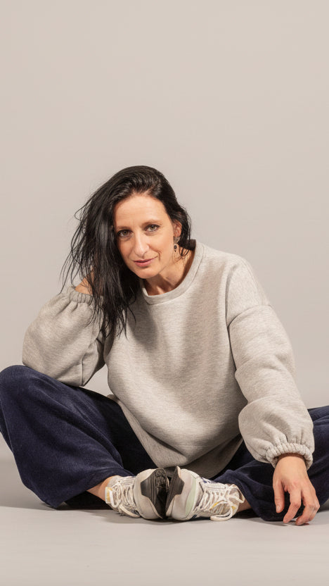 She & Me Dolci Giorni Mommy grijze sweater met rood borduursel – Cosy & Chill collectie – damesmode Duffel