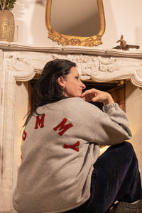 She & Me Dolci Giorni Mommy grijze sweater met rood borduursel – Cosy & Chill collectie – damesmode Duffel