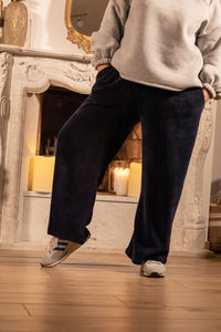 She & Me Dolci Giorni Vivia broek navy velvetlook met steekzakken en koord – Cosy & Chill collectie – damesmode Duffel