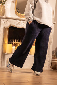 She & Me Dolci Giorni Vivia broek navy velvetlook met steekzakken en koord – Cosy & Chill collectie – damesmode Duffel