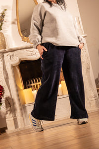 She & Me Dolci Giorni Vivia broek navy velvetlook met steekzakken en koord – Cosy & Chill collectie – damesmode Duffel